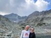 PLANINARSKI PODVIG: Suvoplaninci kreću na Himalaje – Marija i Vojkan Komadinić sleteli u Katmandu! KATMANDU – Istorija Planinarskog kluba „Suva Planina” ispisana je na nekim od najslavnijih vrhova planete, a sada se ova uzbudljiva priča nastavlja na krovu sveta! Članovi Društva, Marija i Vojkan Komadinić, stigli su u Nepal i u glavnom gradu Katmanduu zvanično započeli svoju novu veliku ekspediciju. Iza članova „Suve Planine” već stoje izuzetni planinarski podvizi i uspesi na vrhovima širom Evrope, Afrike, Azije i obe Amerike. Bogatu riznicu klubskih ostvarenja čine giganti poput Mont Blana (4.810 m), Materhorna (4.478 m), Gran Paradisa (4.061 m), Grosgloknera (3.798 m), Grosvenedigera (3.666 m), Marmolade (3.343 m), Tre Cime (2.999 m) i Ararata (5.137 m). Tu su i afrički vrhovi Kilimandžaro (5.895 m) i Tubkal (4.167 m), kao i visoki izazovi Amerike – Akonkagva (6.960 m), Ohos del Salado (6.893 m), Čimborazo (6.267 m), Kotopaksi (5.897 m), San Francisco (6.018 m), uz vrhove poput Griffit Peak-a (3.372 m). Sada su na red došli Himalaji! Nakon dolaska u Katmandu, Marija i Vojkan započinju svoj put ka jednom od najposebnijih mesta na planeti – Everest Base Campu (5.364 m). Krajnji cilj ekspedicije, pored dolaska u bazni kamp, jeste i uspon na Kala Patar (5.545 m), vrh koji nosi titulu mesta sa jednim od najlepših i najimpresivnijih pogleda na sam Mount Everest. Želimo Mariji i Vojkanu stabilno vreme, dobro zdravlje i siguran korak u ovim velelepnim visinama!