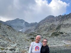 PLANINARSKI PODVIG: Suvoplaninci kreću na Himalaje – Marija i Vojkan Komadinić sleteli u Katmandu! KATMANDU – Istorija Planinarskog kluba „Suva Planina” ispisana je na nekim od najslavnijih vrhova planete, a sada se ova uzbudljiva priča nastavlja na krovu sveta! Članovi Društva, Marija i Vojkan Komadinić, stigli su u Nepal i u glavnom gradu Katmanduu zvanično započeli svoju novu veliku ekspediciju. Iza članova „Suve Planine” već stoje izuzetni planinarski podvizi i uspesi na vrhovima širom Evrope, Afrike, Azije i obe Amerike. Bogatu riznicu klubskih ostvarenja čine giganti poput Mont Blana (4.810 m), Materhorna (4.478 m), Gran Paradisa (4.061 m), Grosgloknera (3.798 m), Grosvenedigera (3.666 m), Marmolade (3.343 m), Tre Cime (2.999 m) i Ararata (5.137 m). Tu su i afrički vrhovi Kilimandžaro (5.895 m) i Tubkal (4.167 m), kao i visoki izazovi Amerike – Akonkagva (6.960 m), Ohos del Salado (6.893 m), Čimborazo (6.267 m), Kotopaksi (5.897 m), San Francisco (6.018 m), uz vrhove poput Griffit Peak-a (3.372 m). Sada su na red došli Himalaji! Nakon dolaska u Katmandu, Marija i Vojkan započinju svoj put ka jednom od najposebnijih mesta na planeti – Everest Base Campu (5.364 m). Krajnji cilj ekspedicije, pored dolaska u bazni kamp, jeste i uspon na Kala Patar (5.545 m), vrh koji nosi titulu mesta sa jednim od najlepših i najimpresivnijih pogleda na sam Mount Everest. Želimo Mariji i Vojkanu stabilno vreme, dobro zdravlje i siguran korak u ovim velelepnim visinama!