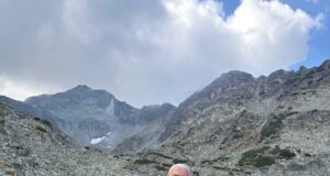 PLANINARSKI PODVIG: Suvoplaninci kreću na Himalaje – Marija i Vojkan Komadinić sleteli u Katmandu! KATMANDU – Istorija Planinarskog kluba „Suva Planina” ispisana je na nekim od najslavnijih vrhova planete, a sada se ova uzbudljiva priča nastavlja na krovu sveta! Članovi Društva, Marija i Vojkan Komadinić, stigli su u Nepal i u glavnom gradu Katmanduu zvanično započeli svoju novu veliku ekspediciju. Iza članova „Suve Planine” već stoje izuzetni planinarski podvizi i uspesi na vrhovima širom Evrope, Afrike, Azije i obe Amerike. Bogatu riznicu klubskih ostvarenja čine giganti poput Mont Blana (4.810 m), Materhorna (4.478 m), Gran Paradisa (4.061 m), Grosgloknera (3.798 m), Grosvenedigera (3.666 m), Marmolade (3.343 m), Tre Cime (2.999 m) i Ararata (5.137 m). Tu su i afrički vrhovi Kilimandžaro (5.895 m) i Tubkal (4.167 m), kao i visoki izazovi Amerike – Akonkagva (6.960 m), Ohos del Salado (6.893 m), Čimborazo (6.267 m), Kotopaksi (5.897 m), San Francisco (6.018 m), uz vrhove poput Griffit Peak-a (3.372 m). Sada su na red došli Himalaji! Nakon dolaska u Katmandu, Marija i Vojkan započinju svoj put ka jednom od najposebnijih mesta na planeti – Everest Base Campu (5.364 m). Krajnji cilj ekspedicije, pored dolaska u bazni kamp, jeste i uspon na Kala Patar (5.545 m), vrh koji nosi titulu mesta sa jednim od najlepših i najimpresivnijih pogleda na sam Mount Everest. Želimo Mariji i Vojkanu stabilno vreme, dobro zdravlje i siguran korak u ovim velelepnim visinama!