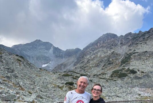 PLANINARSKI PODVIG: Suvoplaninci kreću na Himalaje – Marija i Vojkan Komadinić sleteli u Katmandu! KATMANDU – Istorija Planinarskog kluba „Suva Planina” ispisana je na nekim od najslavnijih vrhova planete, a sada se ova uzbudljiva priča nastavlja na krovu sveta! Članovi Društva, Marija i Vojkan Komadinić, stigli su u Nepal i u glavnom gradu Katmanduu zvanično započeli svoju novu veliku ekspediciju. Iza članova „Suve Planine” već stoje izuzetni planinarski podvizi i uspesi na vrhovima širom Evrope, Afrike, Azije i obe Amerike. Bogatu riznicu klubskih ostvarenja čine giganti poput Mont Blana (4.810 m), Materhorna (4.478 m), Gran Paradisa (4.061 m), Grosgloknera (3.798 m), Grosvenedigera (3.666 m), Marmolade (3.343 m), Tre Cime (2.999 m) i Ararata (5.137 m). Tu su i afrički vrhovi Kilimandžaro (5.895 m) i Tubkal (4.167 m), kao i visoki izazovi Amerike – Akonkagva (6.960 m), Ohos del Salado (6.893 m), Čimborazo (6.267 m), Kotopaksi (5.897 m), San Francisco (6.018 m), uz vrhove poput Griffit Peak-a (3.372 m). Sada su na red došli Himalaji! Nakon dolaska u Katmandu, Marija i Vojkan započinju svoj put ka jednom od najposebnijih mesta na planeti – Everest Base Campu (5.364 m). Krajnji cilj ekspedicije, pored dolaska u bazni kamp, jeste i uspon na Kala Patar (5.545 m), vrh koji nosi titulu mesta sa jednim od najlepših i najimpresivnijih pogleda na sam Mount Everest. Želimo Mariji i Vojkanu stabilno vreme, dobro zdravlje i siguran korak u ovim velelepnim visinama!