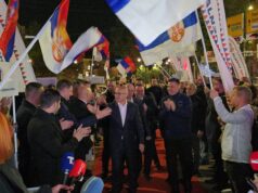 SNAŽNE PORUKE SA TRIBINE U NIŠU: Vučević najavio veliki skup, Knežević uveren u pobedu, Pavlović poručio da je jedinstvo najvažnije