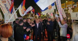 SNAŽNE PORUKE SA TRIBINE U NIŠU: Vučević najavio veliki skup, Knežević uveren u pobedu, Pavlović poručio da je jedinstvo najvažnije