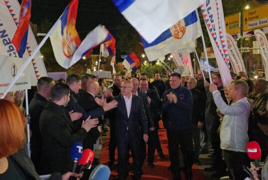 SNAŽNE PORUKE SA TRIBINE U NIŠU: Vučević najavio veliki skup, Knežević uveren u pobedu, Pavlović poručio da je jedinstvo najvažnije