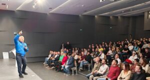 NASA astronaut u Nišu o boravku u svemiru: „Uvek me je iznova oduševljavalo koliko je Zemlja lepa”