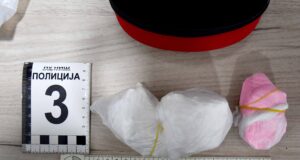 Nišlija zaustavljen sa pištoljem, u stanu mu pronađeno još oružja i 194 grama kokaina Kokain